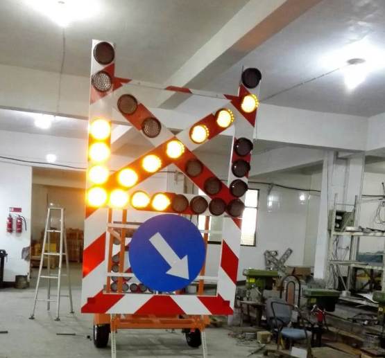  Solar Arrow Board With Trailer - LED Traffic Arrow Board / Solar Arrow Board Trailer / Mobile Display Signal with Trailer